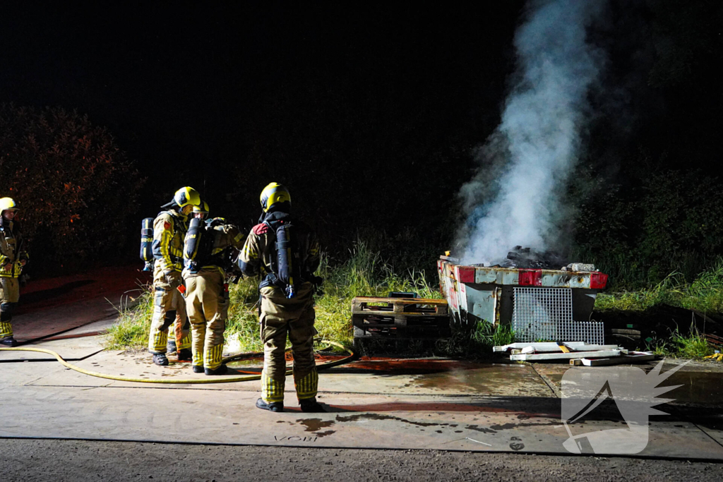 Container met bouwafval vermoedelijk in brand gestoken
