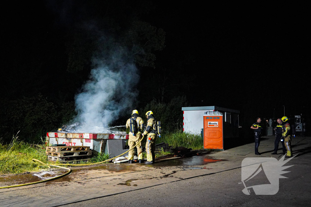 Container met bouwafval vermoedelijk in brand gestoken