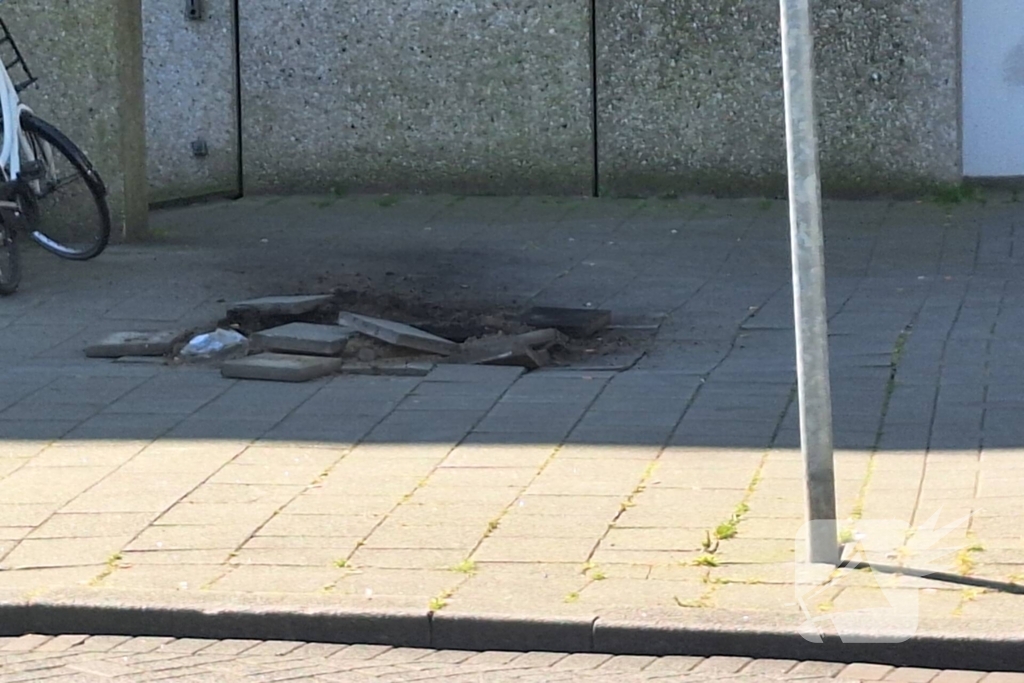 Stroomkabel ontploft veel schade aan trottoir