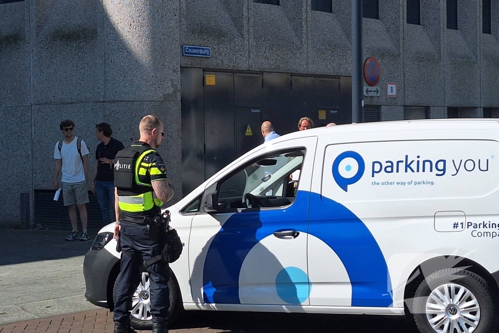 Stroomkabel ontploft veel schade aan trottoir