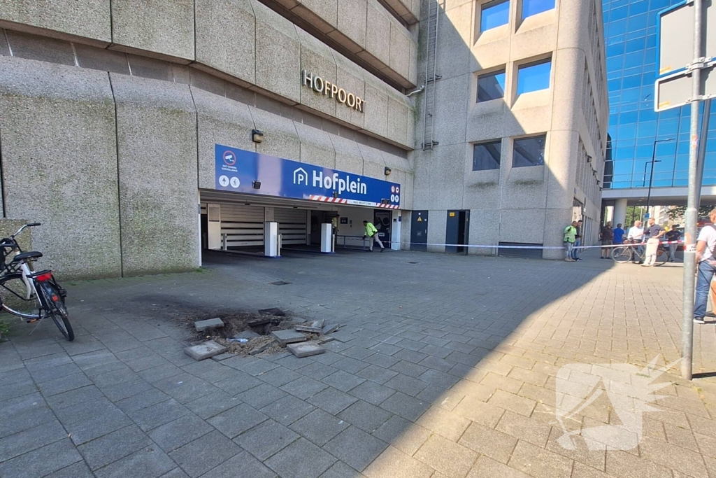 Stroomkabel ontploft veel schade aan trottoir