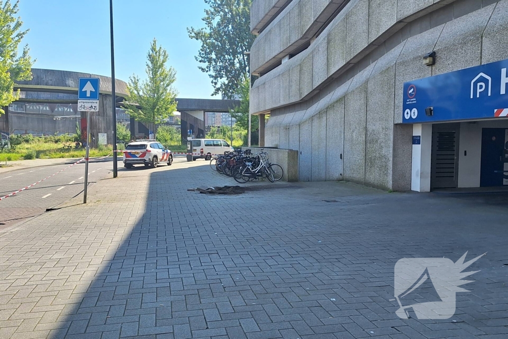 Stroomkabel ontploft veel schade aan trottoir
