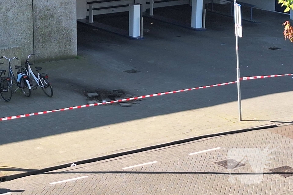 Stroomkabel ontploft veel schade aan trottoir