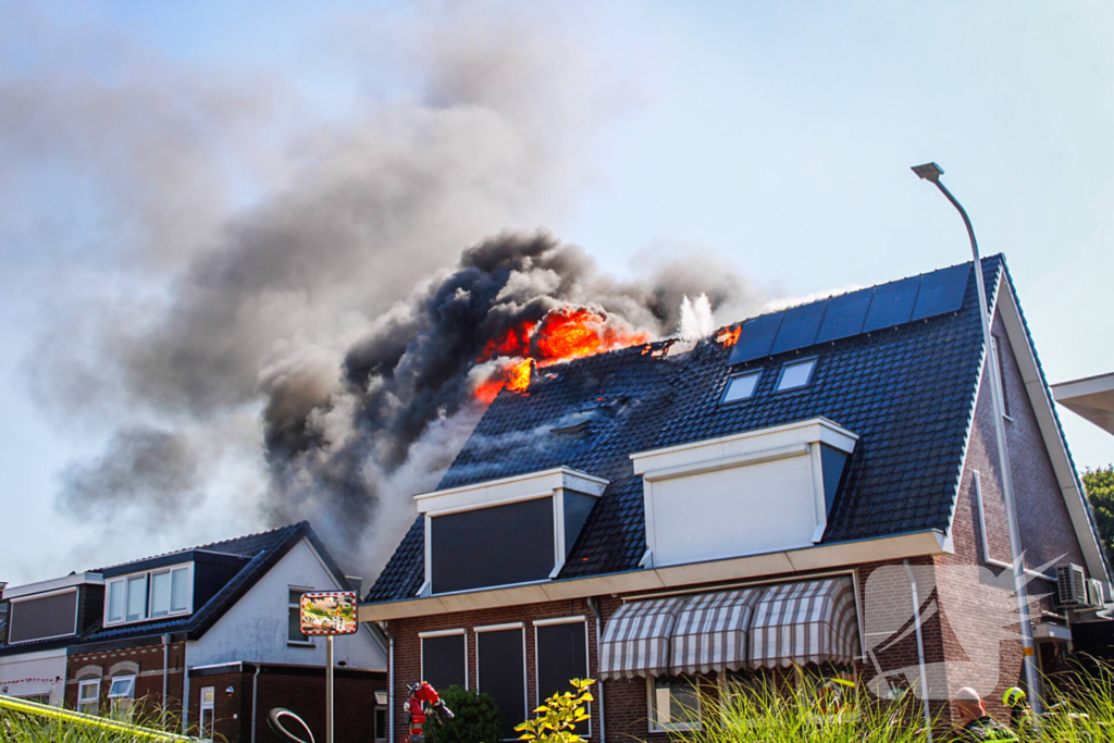 Uitslaande brand zorgt voor flinke rookontwikkeling