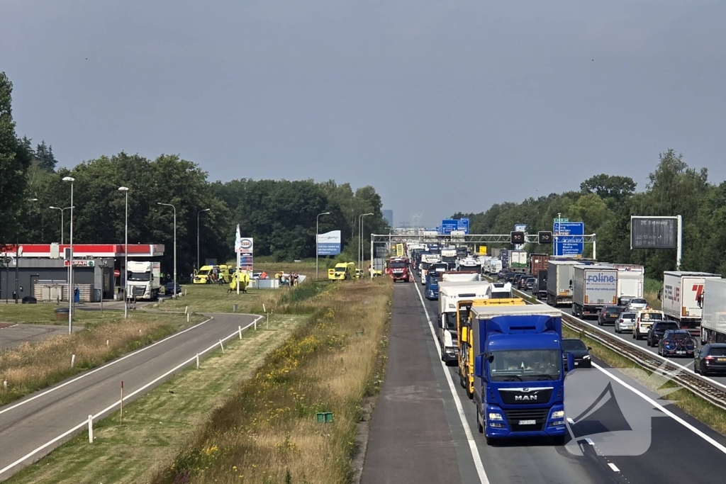 Hulpdiensten groots ingezet voor ongeval op afrit, motorrijder overleden