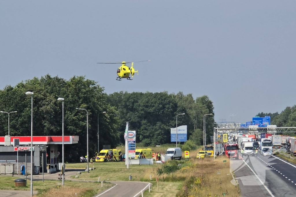 Hulpdiensten groots ingezet voor ongeval op afrit, motorrijder overleden