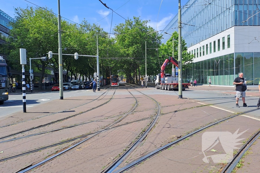 Bovenleiding tram kapot gereden door vrachtwagen