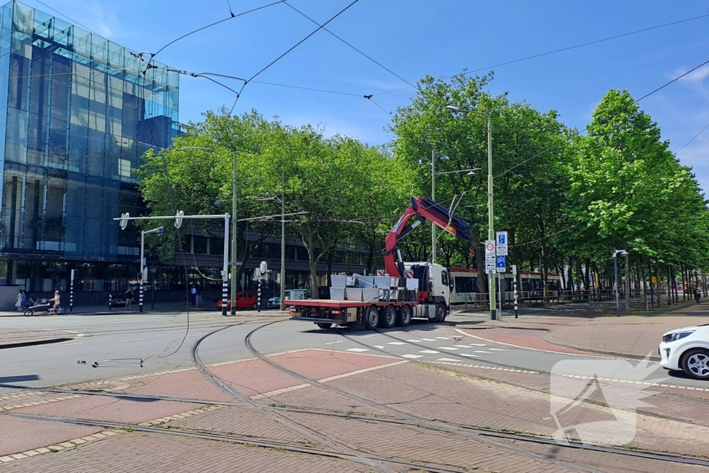 Bovenleiding tram kapot gereden door vrachtwagen