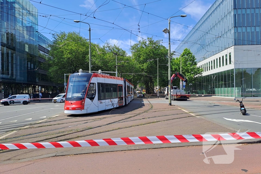 Bovenleiding tram kapot gereden door vrachtwagen