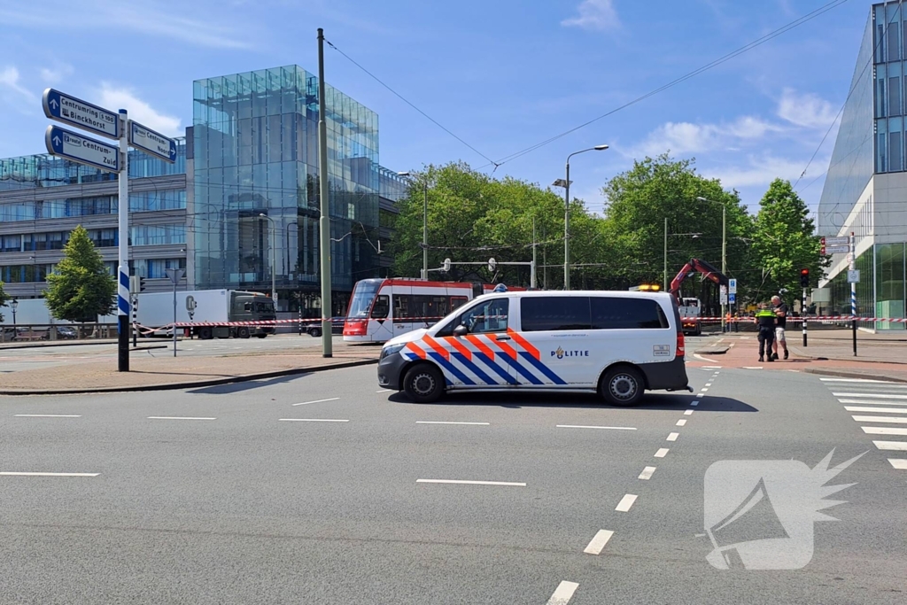 Bovenleiding tram kapot gereden door vrachtwagen