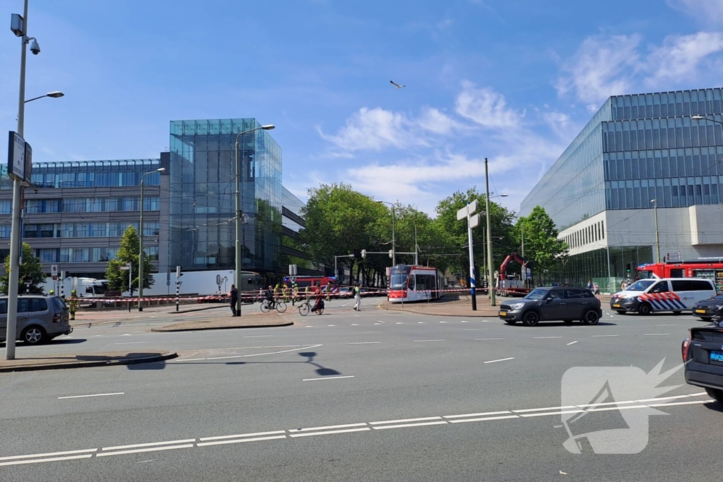 Bovenleiding tram kapot gereden door vrachtwagen