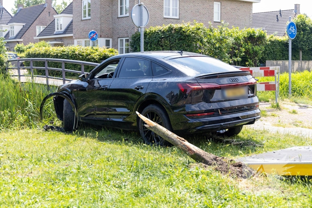 Automobilist eindigt in sloot