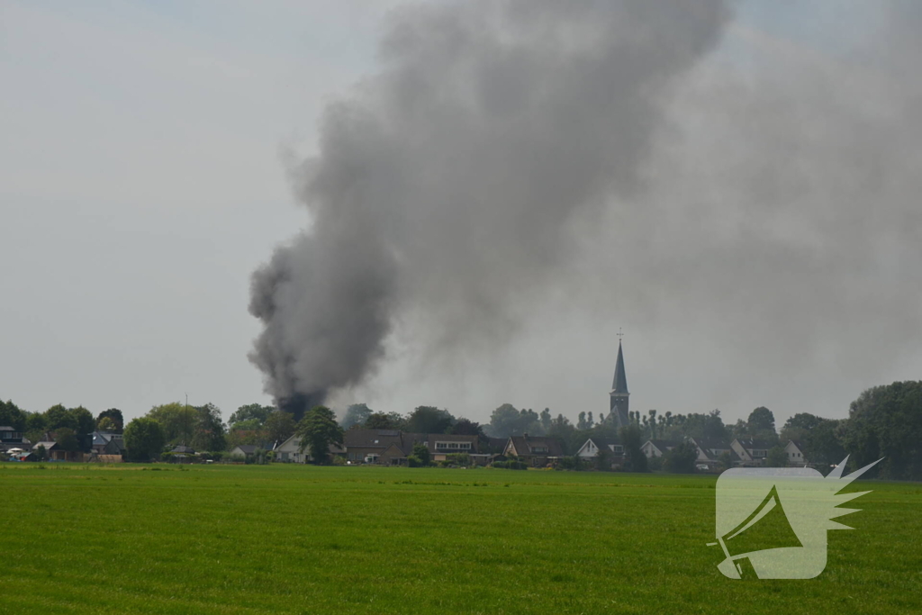 Uitslaande brand in grote loods