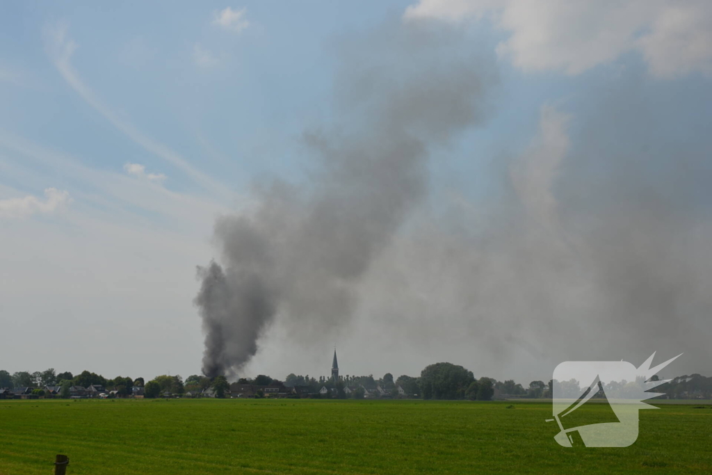 Uitslaande brand in grote loods