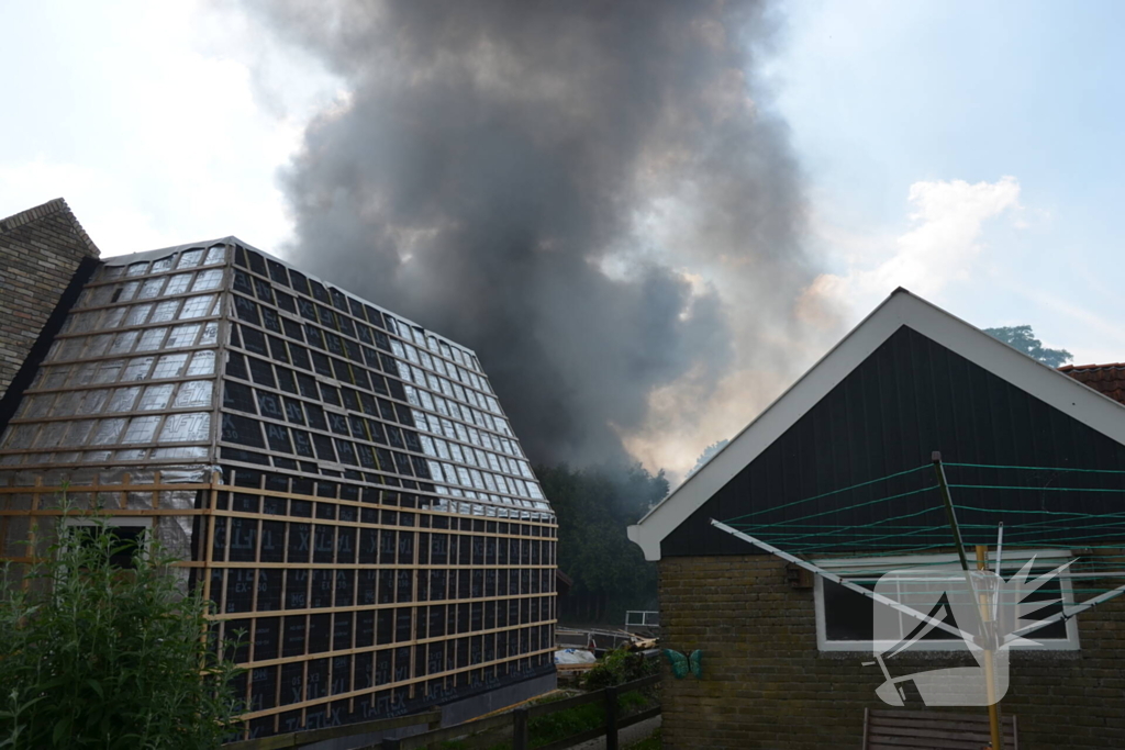 Uitslaande brand in grote loods
