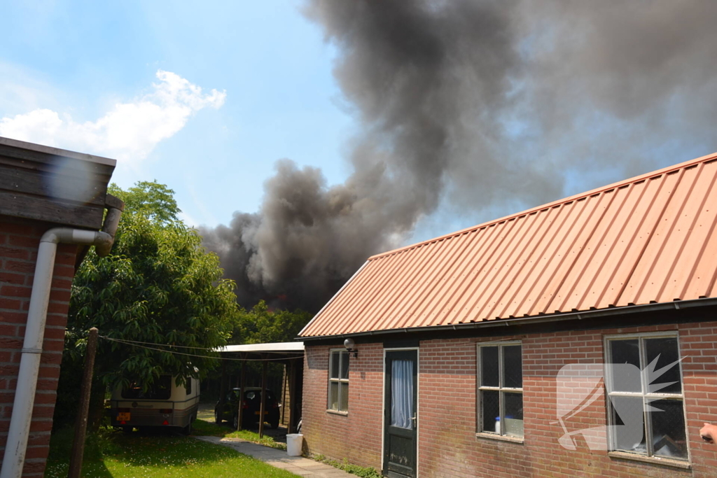 Uitslaande brand in grote loods