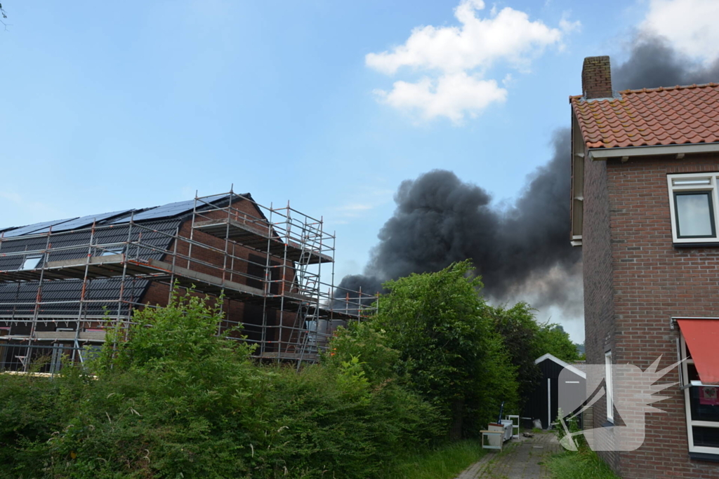 Uitslaande brand in grote loods