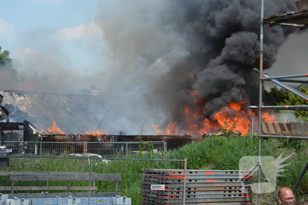 Uitslaande brand in grote loods