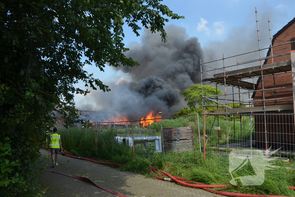 Uitslaande brand in grote loods