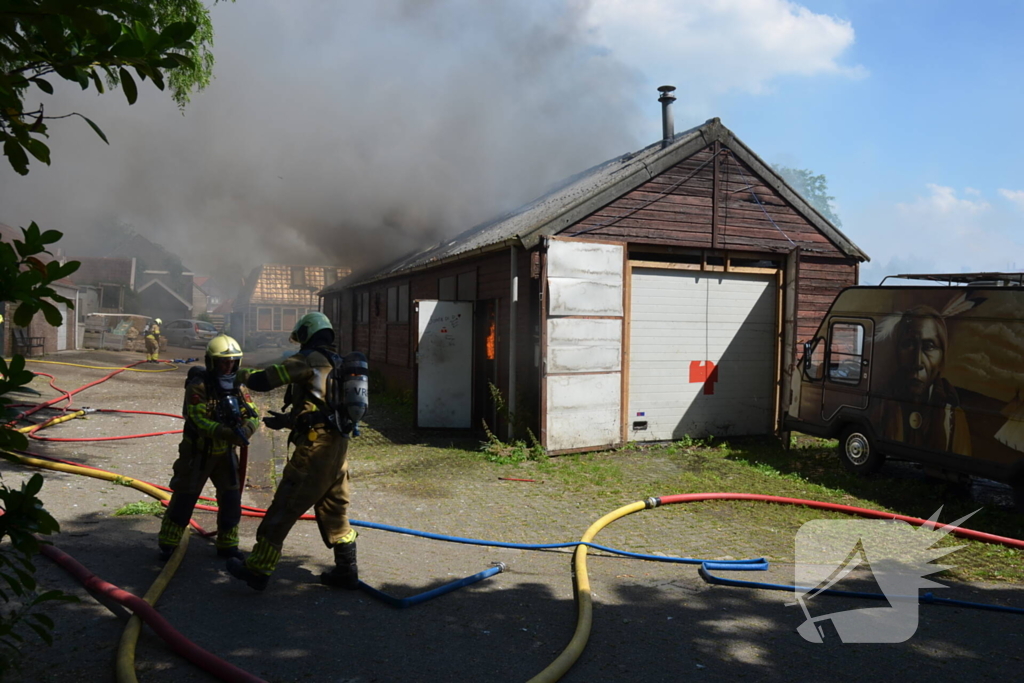 Uitslaande brand in grote loods