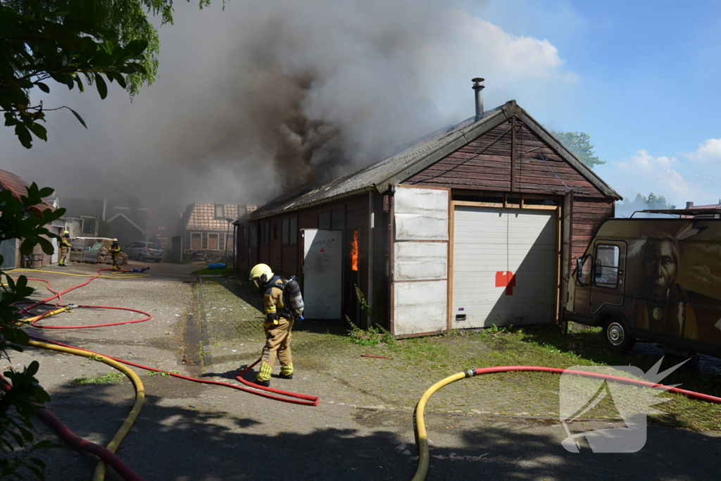 Uitslaande brand in grote loods