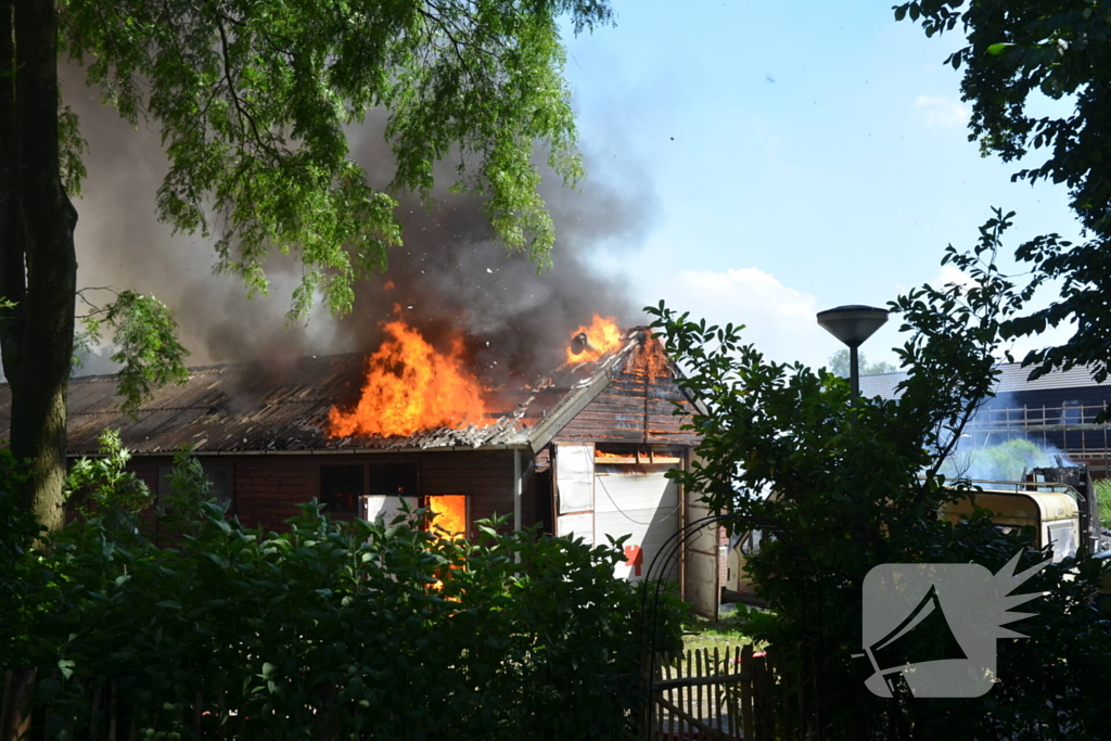 Uitslaande brand in grote loods