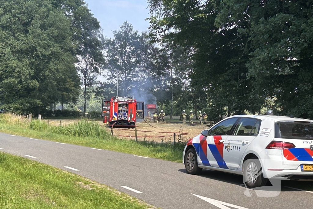 Brandweer druk met brandende tractor