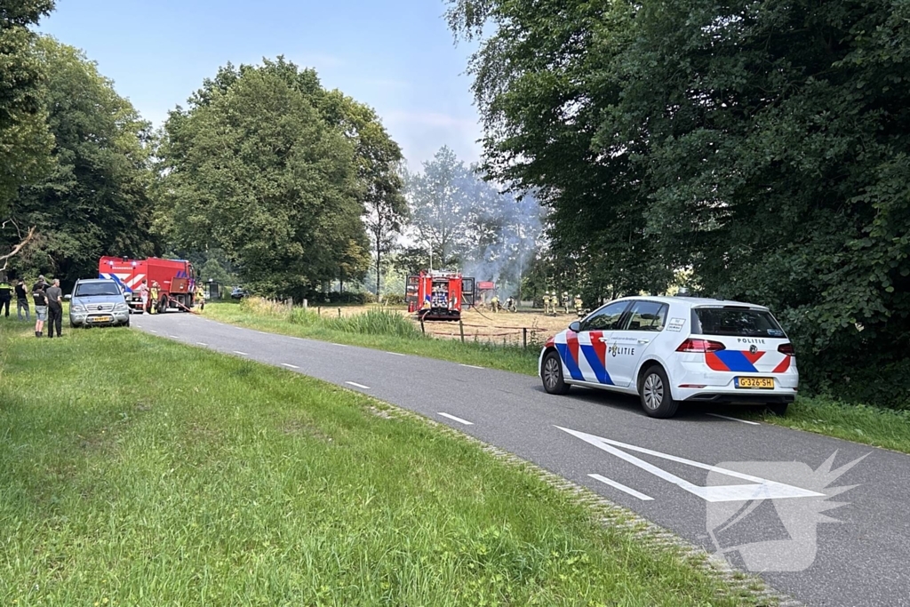 Brandweer druk met brandende tractor
