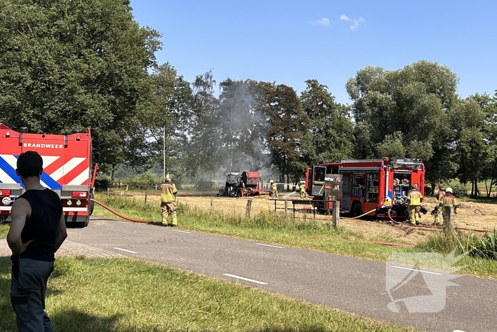 Brandweer druk met brandende tractor