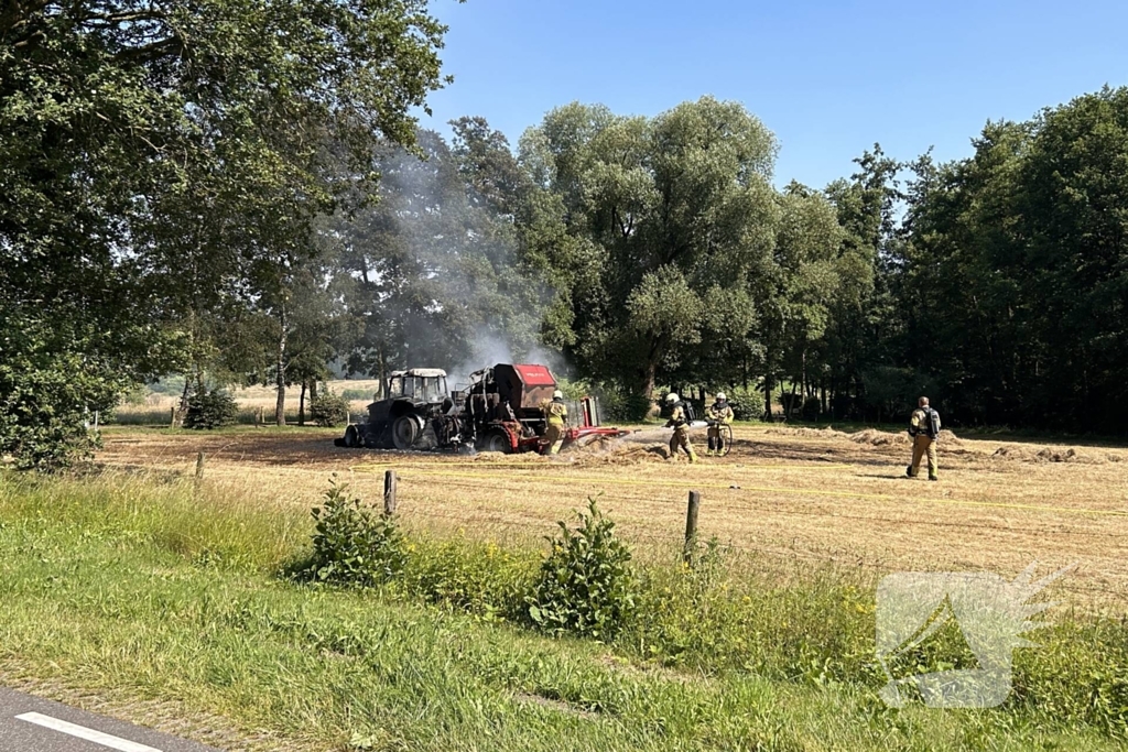 Brandweer druk met brandende tractor