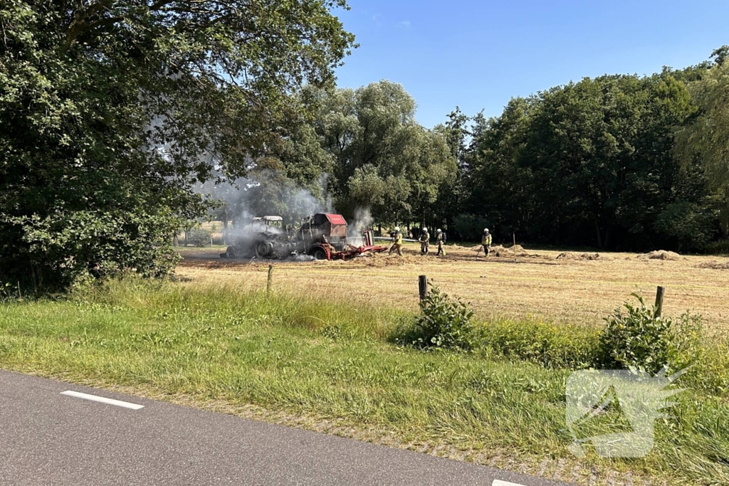 Brandweer druk met brandende tractor