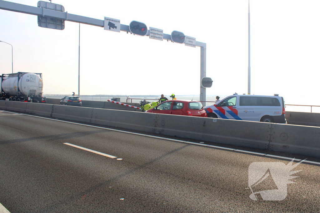 Automobilist ramt afsluitboom Haringvlietbrug