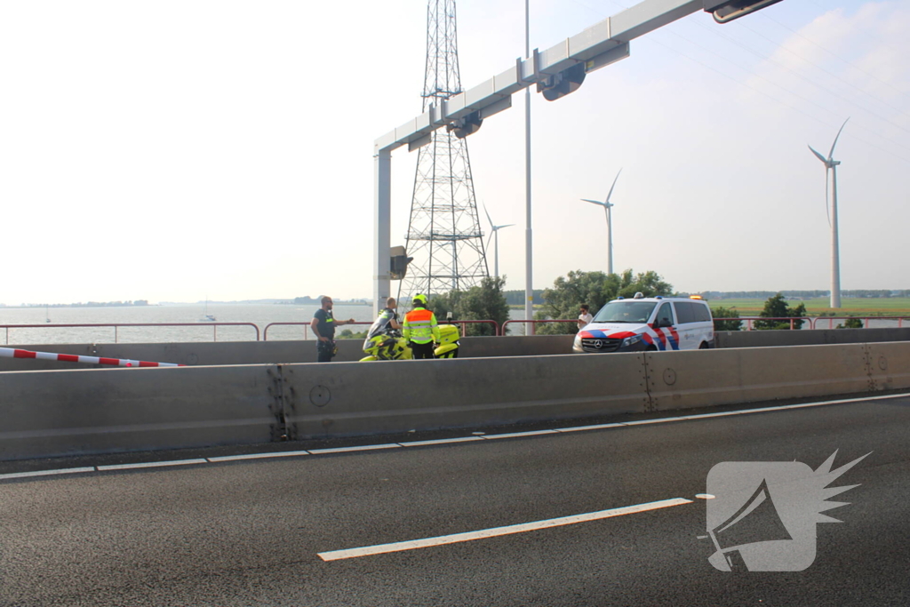 Automobilist ramt afsluitboom Haringvlietbrug