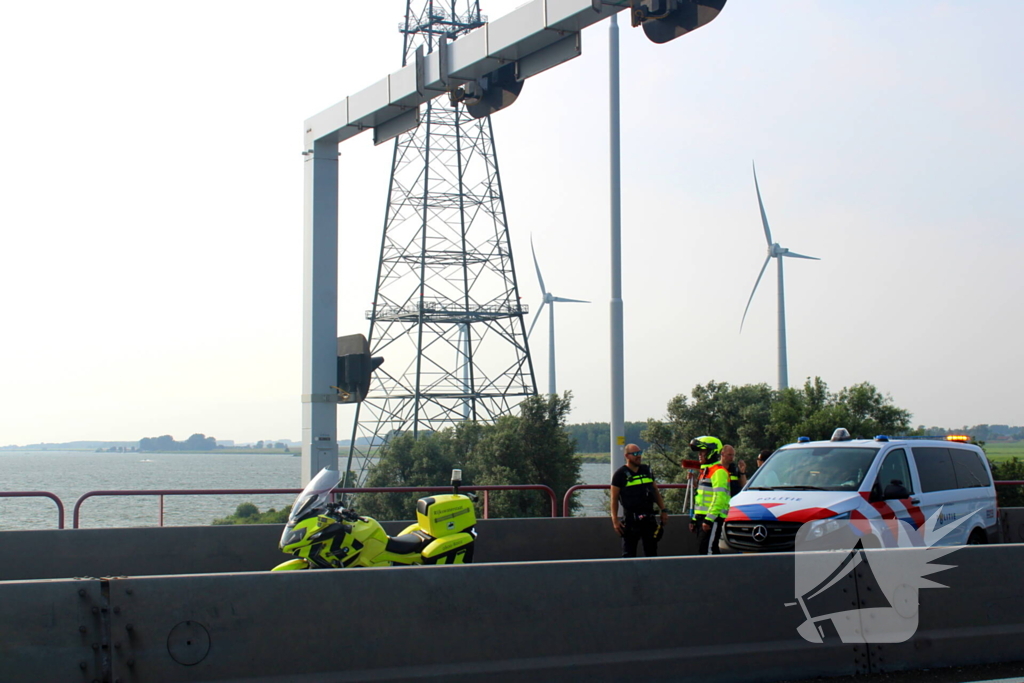 Automobilist ramt afsluitboom Haringvlietbrug