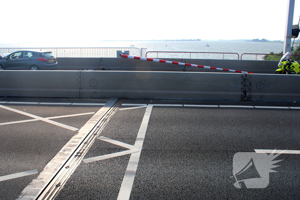 Automobilist ramt afsluitboom Haringvlietbrug