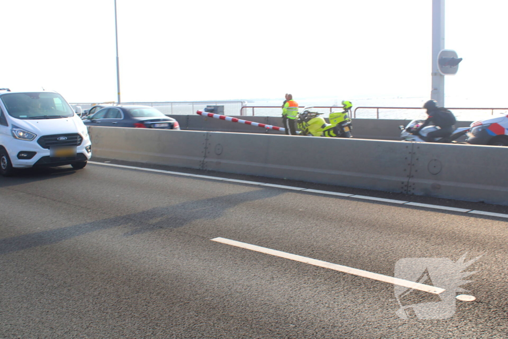 Automobilist ramt afsluitboom Haringvlietbrug