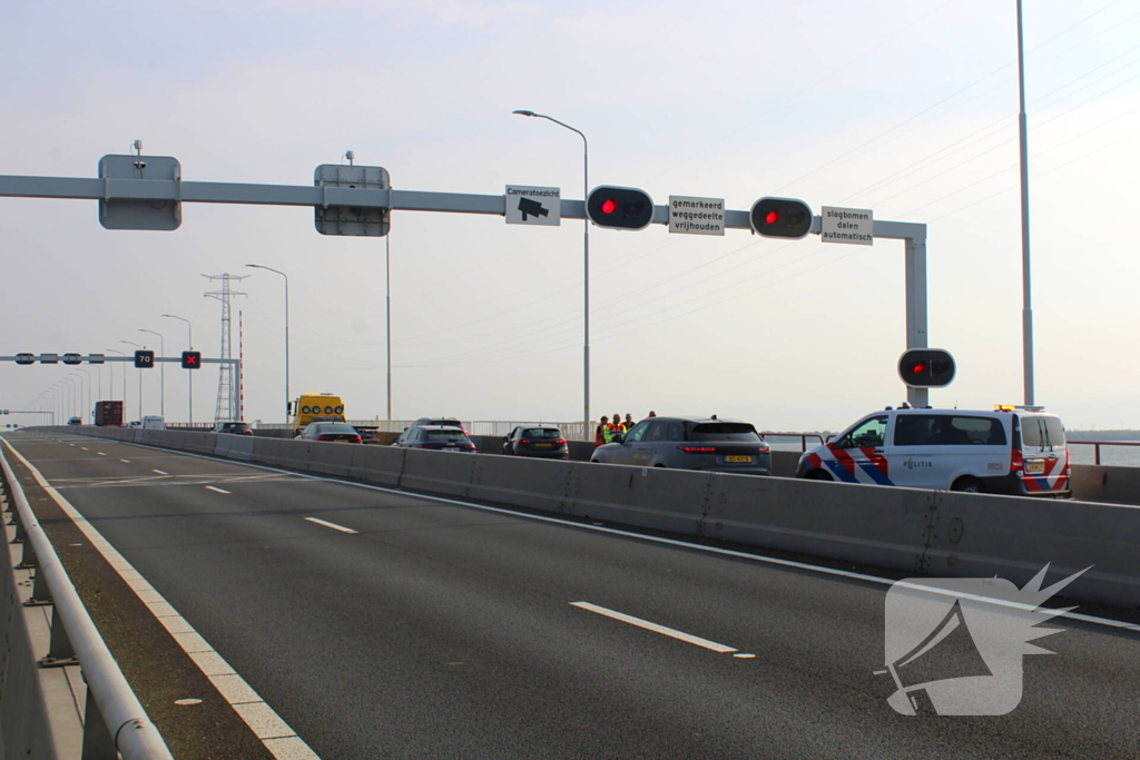 Automobilist ramt afsluitboom Haringvlietbrug