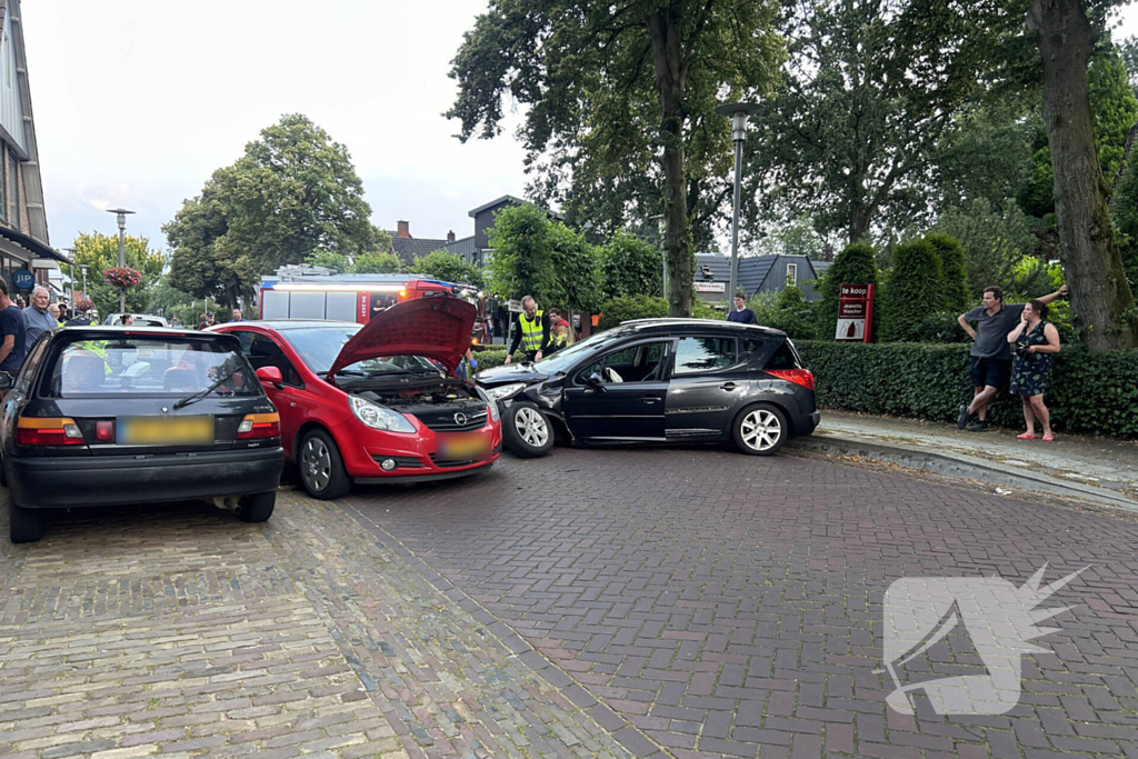 Gewonde en ravage na frontale botsing