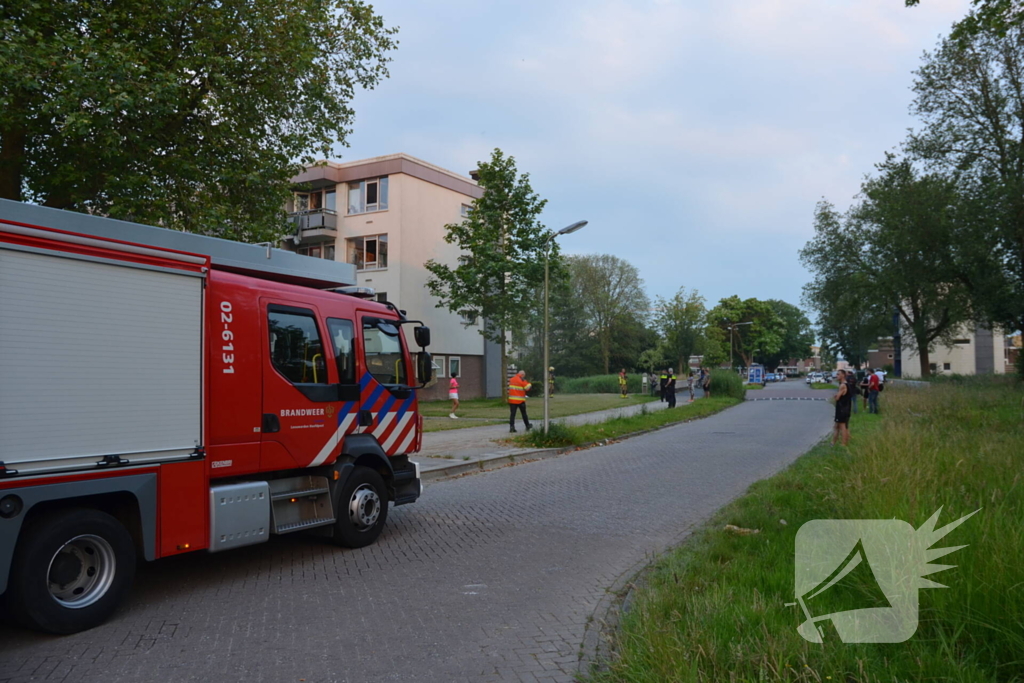 Brandweer blust brand met gieter