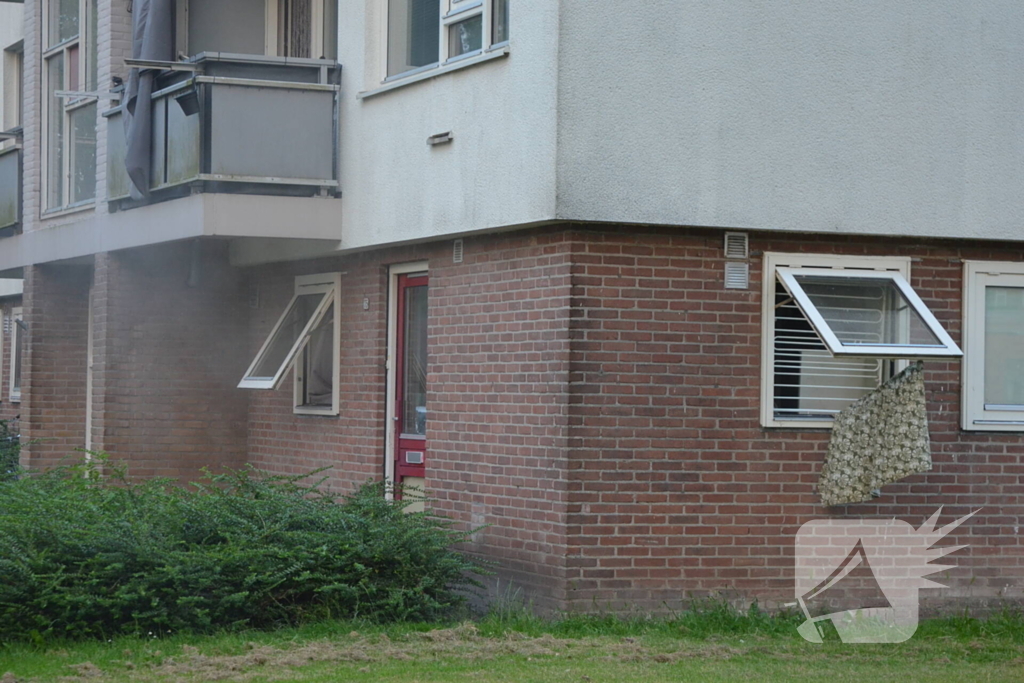 Brandweer blust brand met gieter