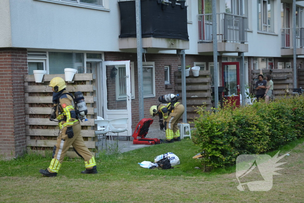 Brandweer blust brand met gieter