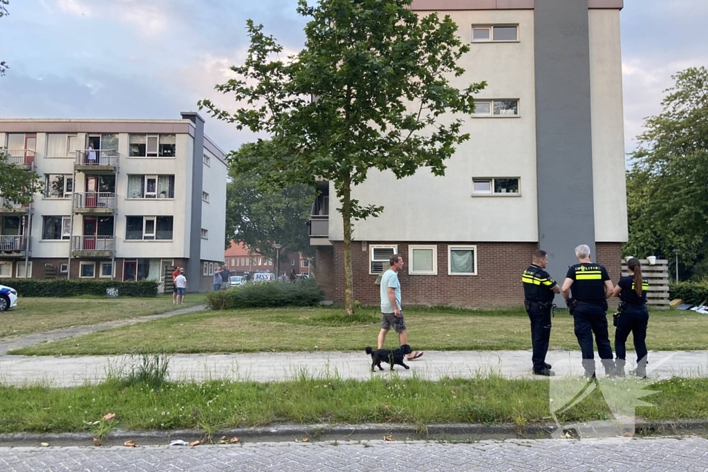 Brandweer blust brand met gieter