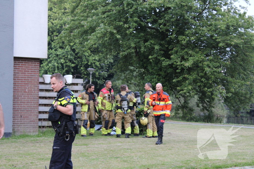 Brandweer blust brand met gieter