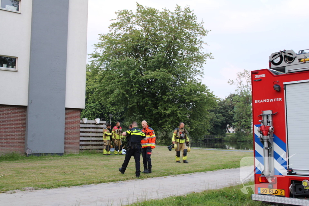 Brandweer blust brand met gieter