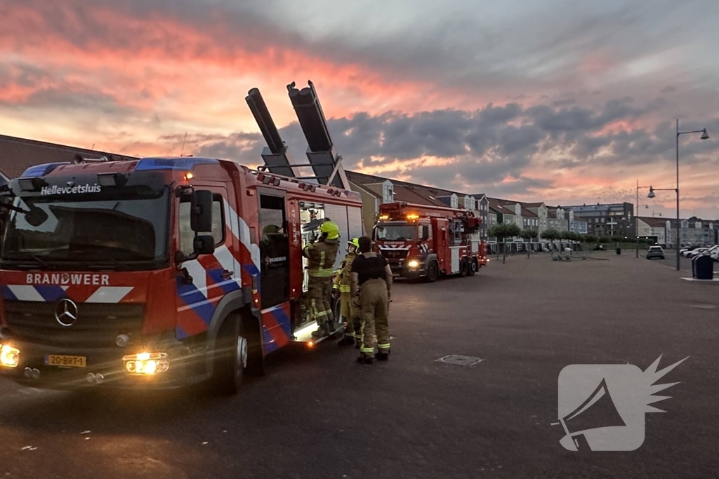 Zonnescherm waait kapot, brandweer ingezet