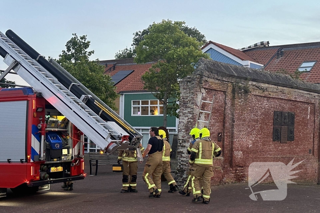 Zonnescherm waait kapot, brandweer ingezet