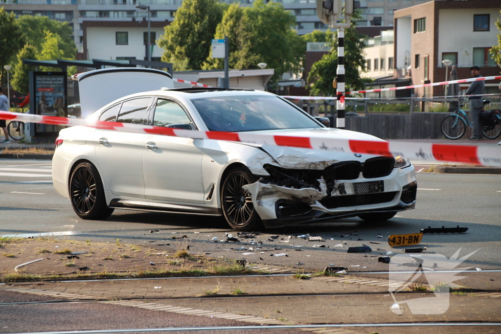 Flinke schade na botsing tussen twee auto's