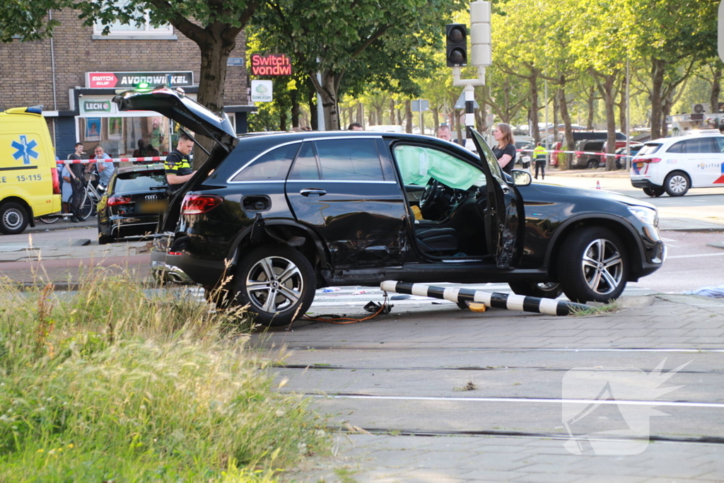 Flinke schade na botsing tussen twee auto's