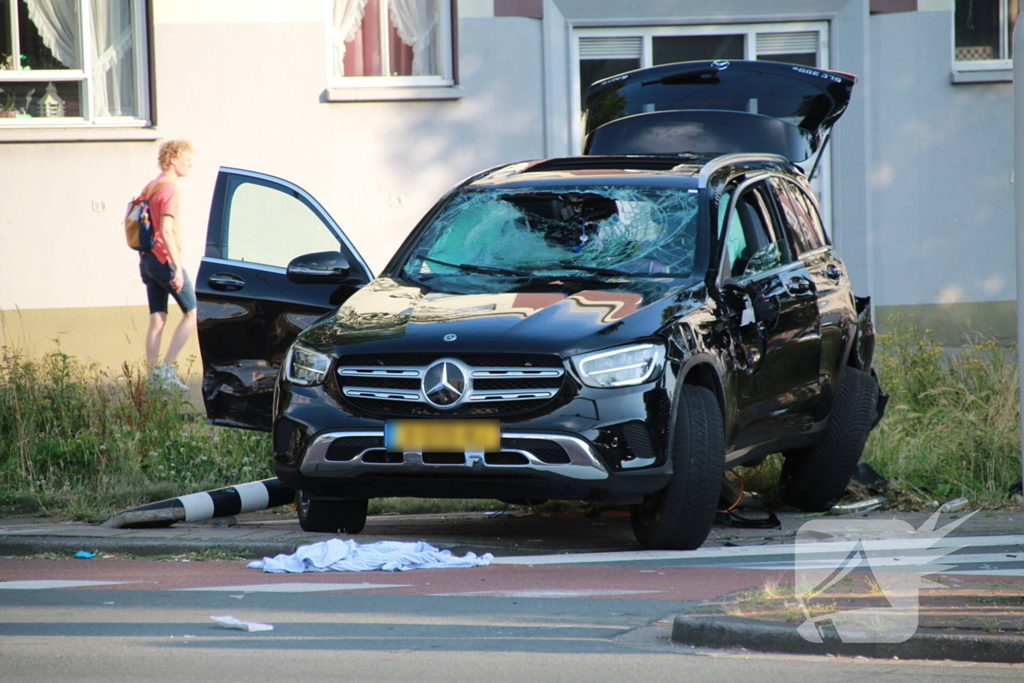 Flinke schade na botsing tussen twee auto's