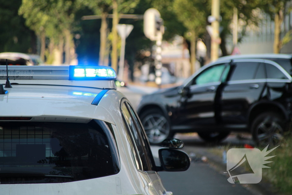Flinke schade na botsing tussen twee auto's
